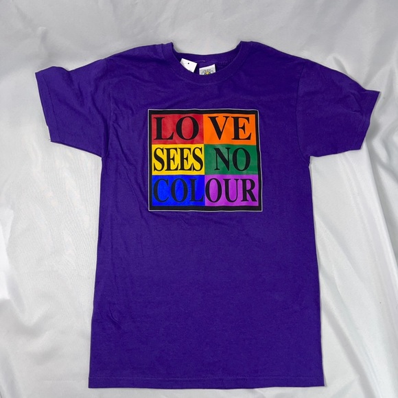 "Love Sees No Color" T-Shirt - Picture 1 of 2